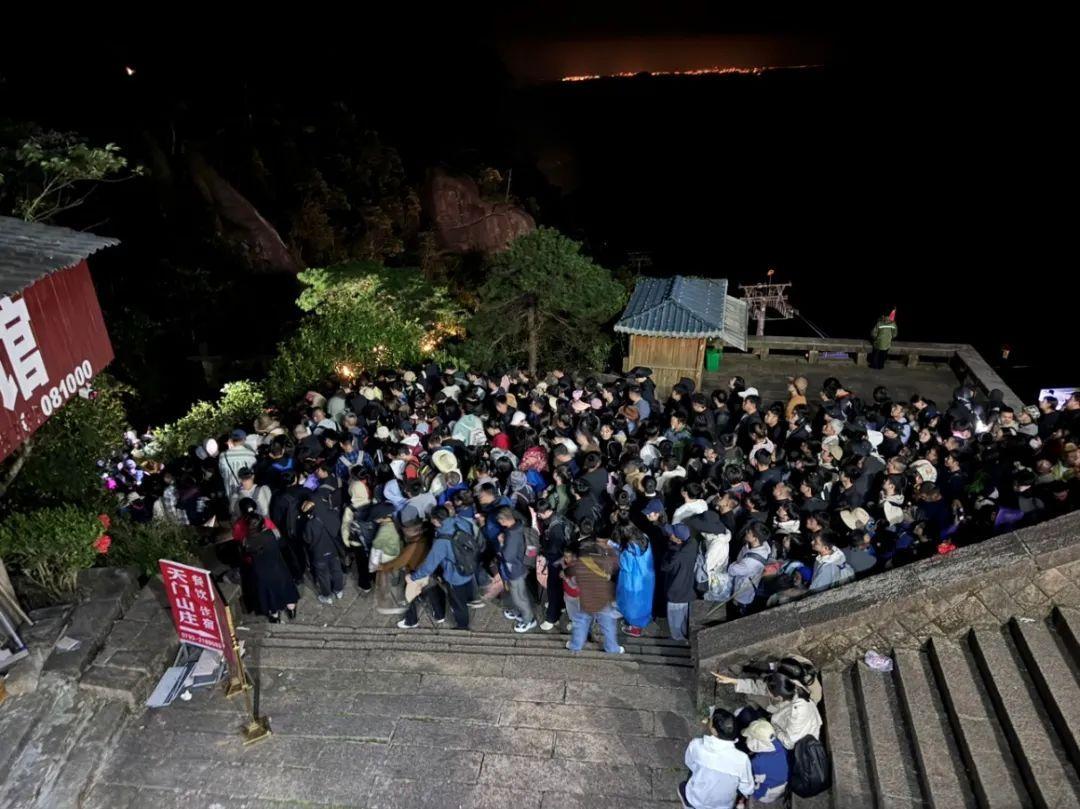 知名景区爆满！游客称上万人堵在山上数小时……官方回应_知名景区爆满！游客称上万人堵在山上数小时……官方回应_